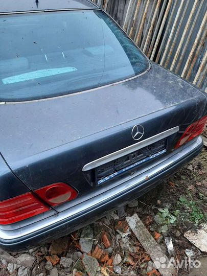 Задние фонари на мерседес е210 2.4л А.Т авангард