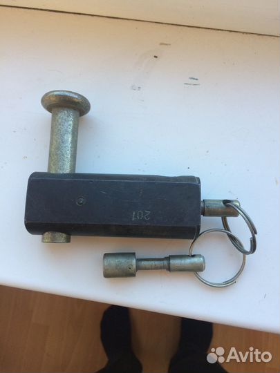 Замок навесной винтовой