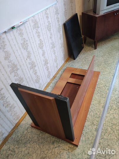 Стол сломанный