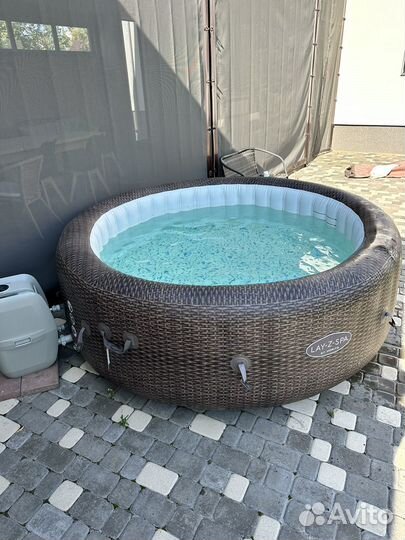Бассейн-джакузи надувной