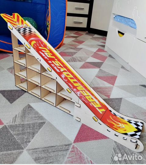 Деревянная парковка трамплин