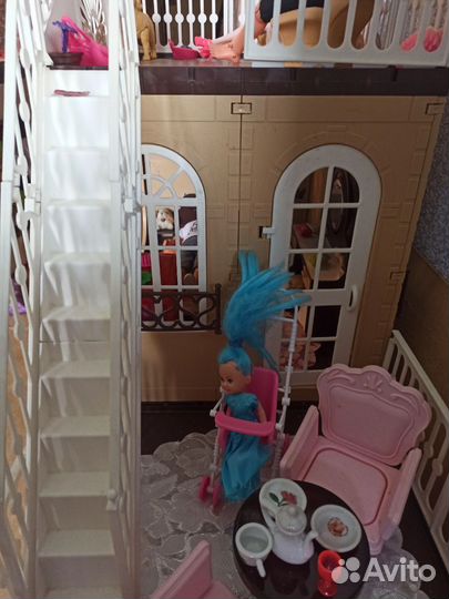 Большой кукольный домик с мебелью