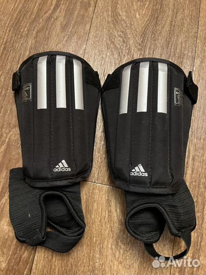 Футбольные щитки adidas