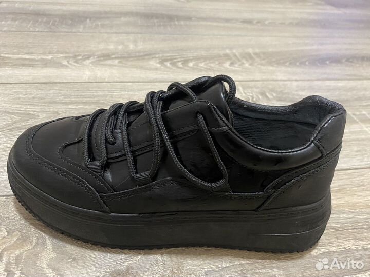 Кроссовки женские 37 размер бу