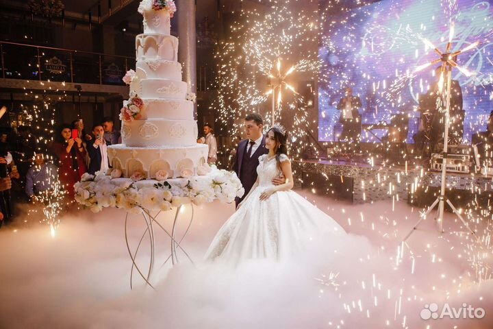 Фейерверки на свадьбу. Тяжелый дым. Конфетти