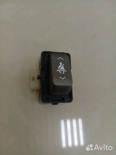 Кнопка регулировки ремня безопасности Lexus Ls460