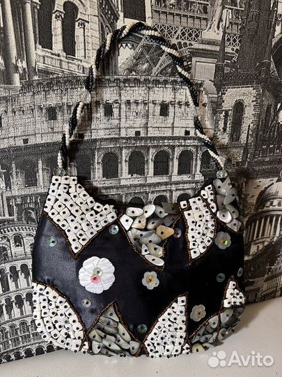 Новая сумочка расшитая перламутром и ракушками