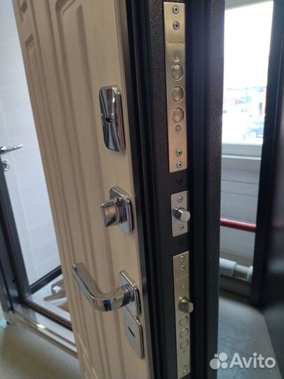 Двери уличные в частный дом с терморазрывом