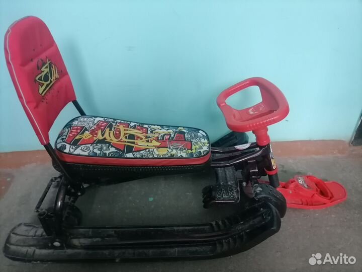 Снегокат с колесами и ручка есть назад
