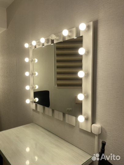 Гримерный стол с зеркалом и подсветкой