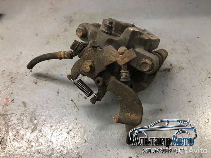 Тормозной суппорт задний правый Toyota Corolla 10