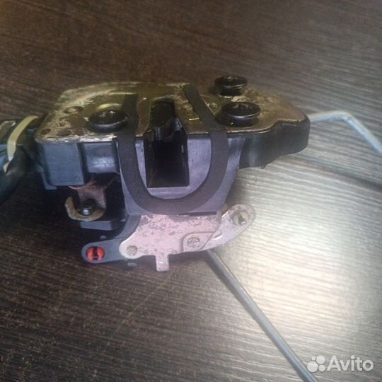 Замок передней левой двери kia shuma 1