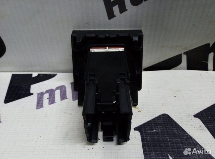 Кнопка аварийной сигнализации Volkswagen Passat