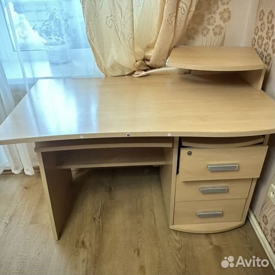 Продается компьютерный стол в хорошем состоянии