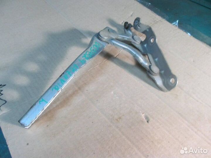 Петля капота левая Skoda Octavia A5 2004-2013