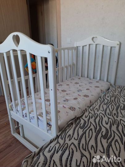Детская кроватка с маятником, матрас и наматрасник