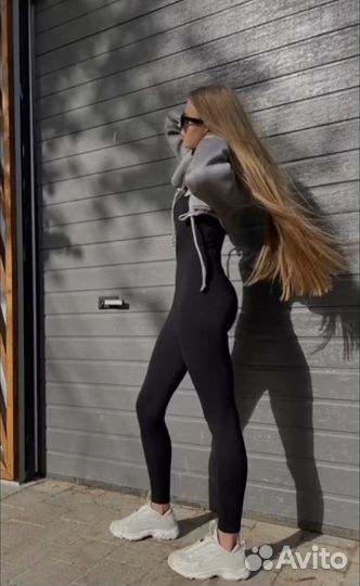 Комбинезон и укороченная ветровка