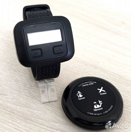 Часы пейджер официанта и кнопка вызова в ресторан