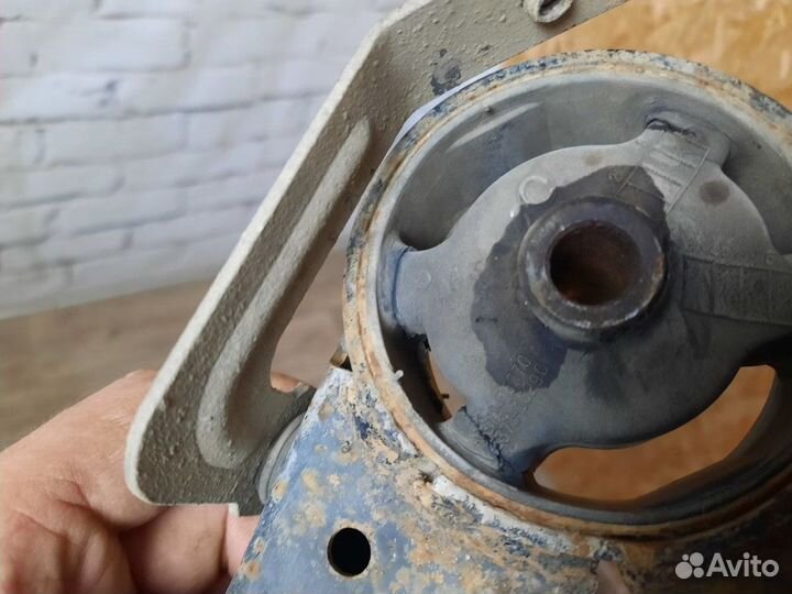 Опора двигателя задняя Carina E