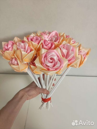 Искусственный букет цветов из атласных лент (розы)