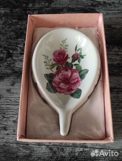 Шкатулки, ваза, икорница из фарфора