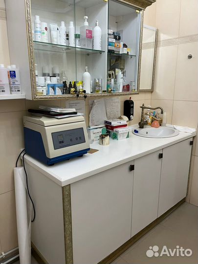 Шкафы с каменной столешницей и мойкой