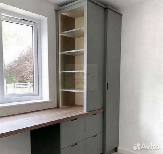 Рабочая зона у окна со шкафом