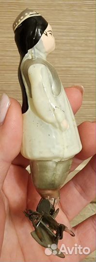 Елочная игрушка Узбечка с книгой