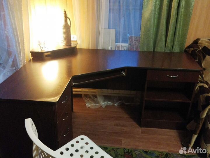 Компьютерный стол угловой с полками