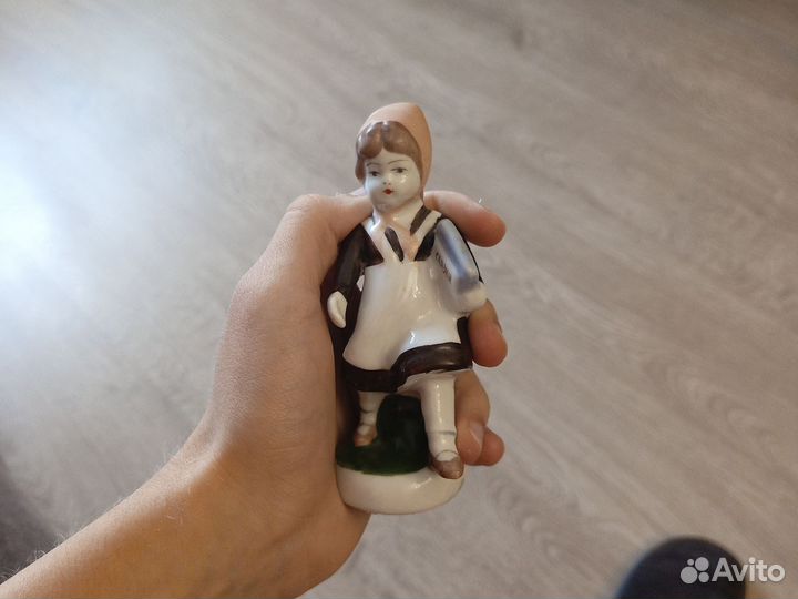 Статуэтка Девочка с азбукой и сказками фарфор