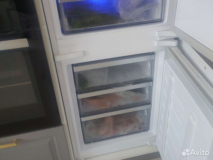 Холодильник встраиваемый