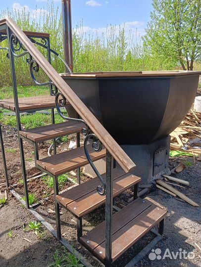 Сибирский банный чан на берегу озера