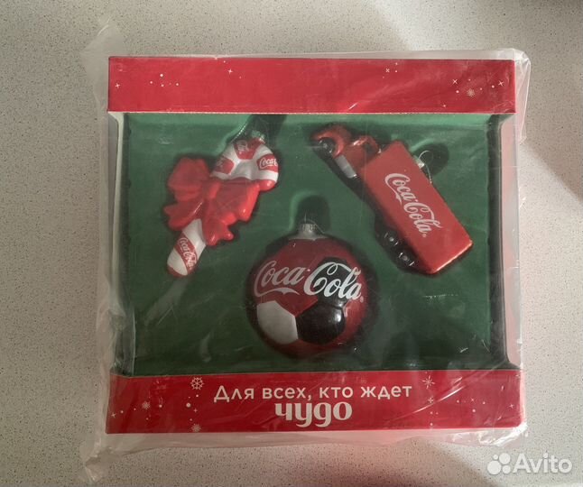 Стаканы Coca cola и елочные игрушки