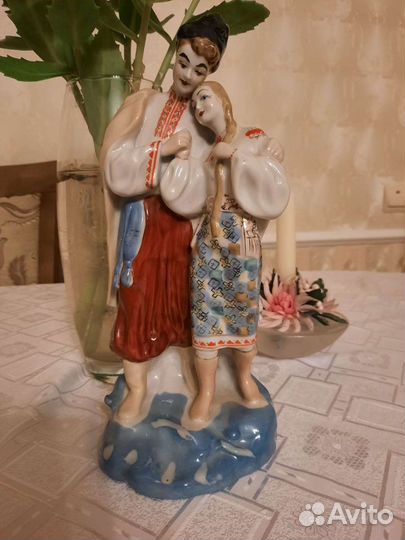 Фарфоровая статуэтка