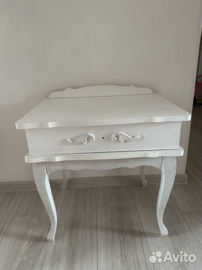 Прикроватные тумбы и столик