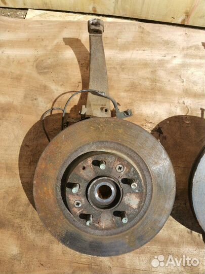 Поворотные кулаки переднее Mazda 6 GH 2.0 LF 2009