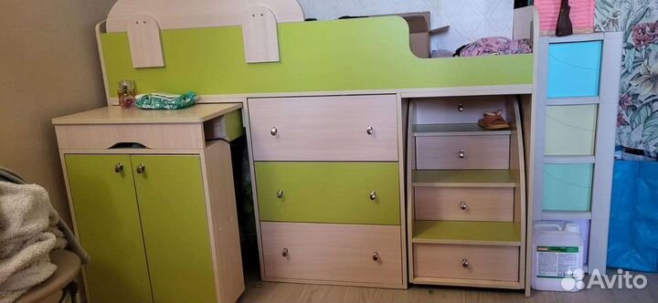 Детская кровать чердак со столом и комодом