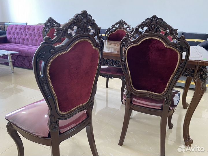 Стол и стулья