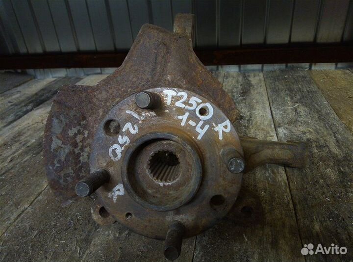 Кулак (цапфа) передний правый Chevrolet Aveo T 250