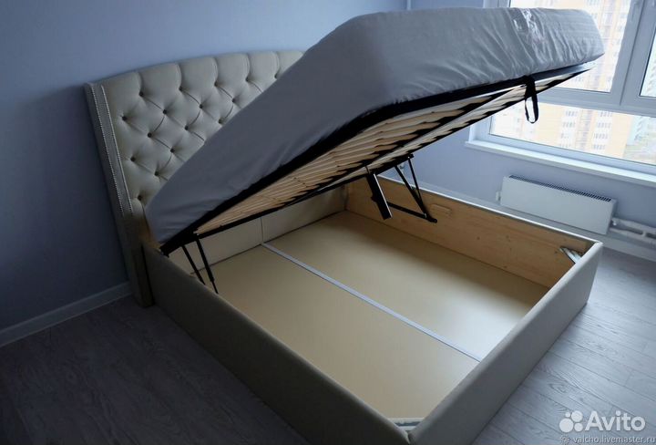 Белая кровать