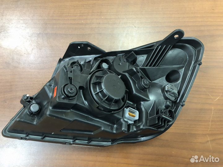 Фара передняя правая Kia Rio 2005-2011