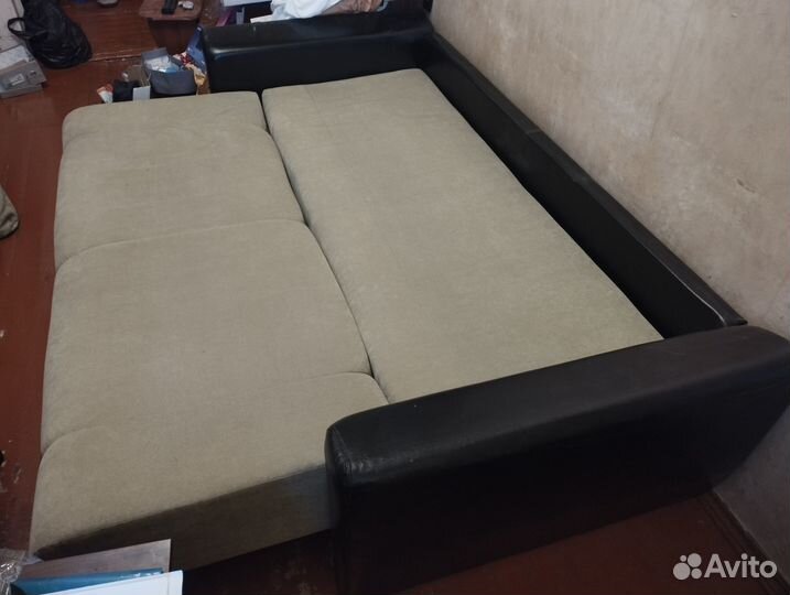 Диван раскладной, кожаные подлокотники