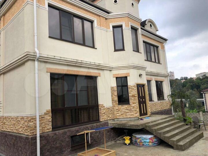 Коттедж 377 м² на участке 7 сот.