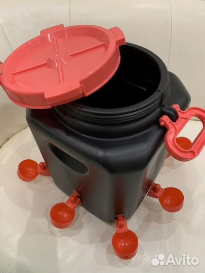 Чашечная поилка для кур бак 30 л на 8 чаш