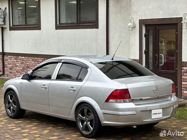 Opel Astra 1.8 МТ, 2010, 265 000 км