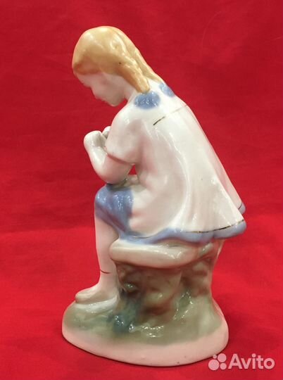 Статуэтка фарфоровая. Девочка с занозой. СССР