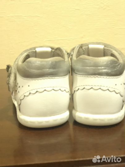 Сандали белые для девочки