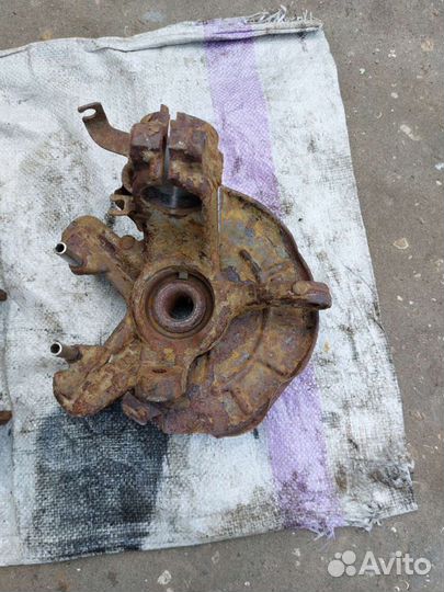 Поворотный кулак в сборе. Volkswagen Polo 4.2008г