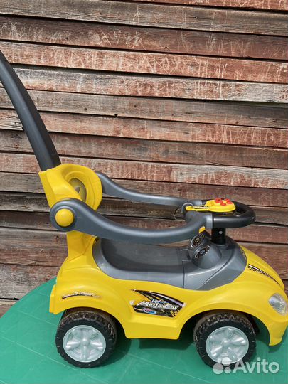 Машинка каталка с ручкой