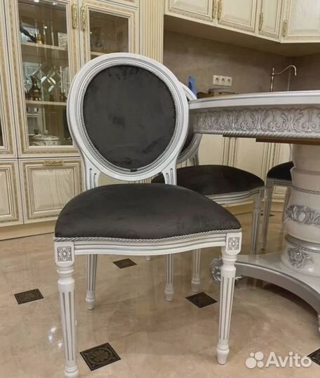 Кухонный стол и стулья в комплекте